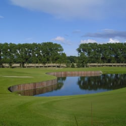 Golf Gut Glinde - Wasser vor dem 18. Grün = Blick von der Clubhaus-Terrasse