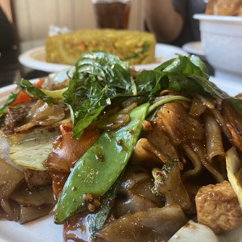 Best Thai - Pad Kee Mow with tofu and Steamed Assorted Vegetables - Thai Near Me - Frisco, Texas Best Thai - Pad Kee Mow with tofu and Steamed Assorted Vegetables - Thai Near Me - Frisco, Texas