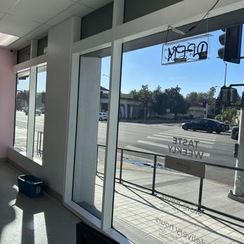 Herrera Window Cleaning - Window Washing Near Me - Van Nuys, California