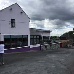 Luker's Pub - Pub picture outside by the bridge