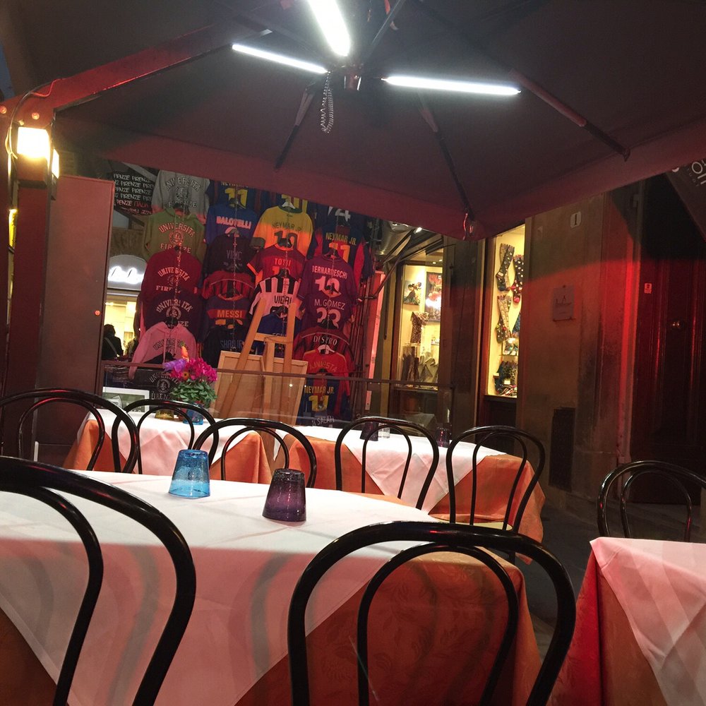 TRE Assi - Outdoor seating area - Fast Food Near Me - Florence, FI