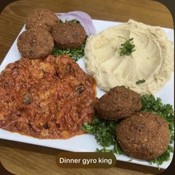 The best rice and chicken with humus and egg plant always good service love this place
