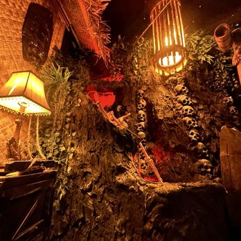 Stowaway - Ambiance - Tiki Bars Near Me - Tustin, California