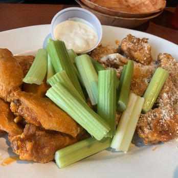 Anchor Bar - Original medium buffalo and garlic Parmesan wings - Chicken Wings Near Me - Niagara Falls, New York