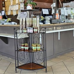 De Vinci's Delicatessen - Counter area and display