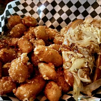 Milwaukee Brat House - Pubs Near Me - Milwaukee, Wisconsin