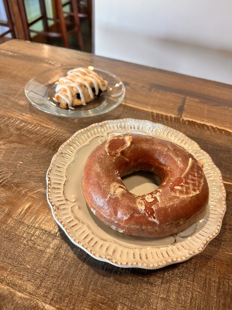 Amish Country Donuts & Cafe Logo