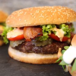 Angels Soul Food - Der Pikante Westernburger
mit Bacon ....lecker...