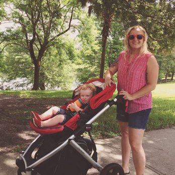 Lake Como Park - Great sidewalks with plenty of shade! - Parks Near Me - Orlando, Florida