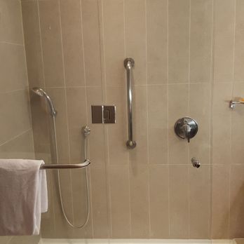 Hilton Garden Inn - Shower - Hotels Near Me - Pudahuel, RM