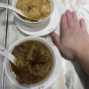 麥奀雲吞麵世家 - Beef brisket and wonton noodle soups, hand for scale. - Cantonese Near Me - Hong Kong, HK