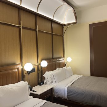 Canopy by Hilton Chicago Central Loop - Sleeping room - Hotels Near Me - Chicago, Illinois Canopy by Hilton Chicago Central Loop - Sleeping room - Hotels Near Me - Chicago, Illinois