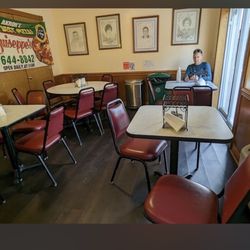 Guiseppe's Pizza - Small dining area