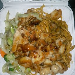 Shrimp and chicken with veggies and noodles Shrimp and chicken with veggies and noodles