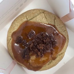 How embarrassing are the toppings on this cookie ? $5 almost zero toppings it's like this every time someone needs to do something