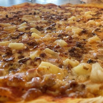 Tonys NY Pizza - Pineapple on pizza is a 'yes!'. The Greenwich Hawaiian. - Italian Near Me - Naples, Florida