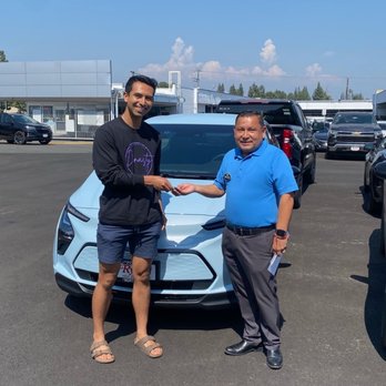 Rydell Chevrolet - Jaime handing me the car keys to my Chevy Bolt 2023 - Car Dealers Near Me - Northridge, California Rydell Chevrolet - Jaime handing me the car keys to my Chevy Bolt 2023 - Car Dealers Near Me - Northridge, California