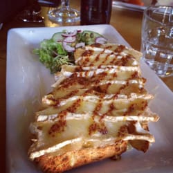 Jazz Eetcafé Desafinado - Baked Brie sandwich with a honey mustard balsamic dressing