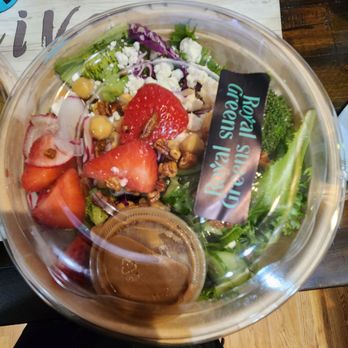Wonder Astoria - Royal Greens - Strawberry Pecan Salad (plus additional toppings) - Food Court Near Me - Long Island City, New York Wonder Astoria - Royal Greens - Strawberry Pecan Salad (plus additional toppings) - Food Court Near Me - Long Island City, New York