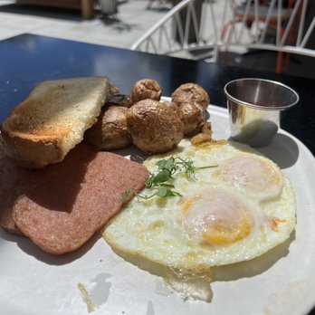 Hideout - Laylow Breakfast - Bars Near Me - Honolulu, Hawaii