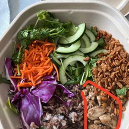 Crispy rice bowl with tiny chicken serving from LIC sweetgreen. Crispy rice bowl with tiny chicken serving from LIC sweetgreen.