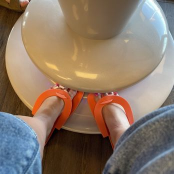 B Nail and Spa - Toe dryer - Nail Salons Near Me - Springfield, Illinois