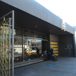 Summit Cyclery - El lugar tiene estacionamiento de bicicletas en la parte de afuera.