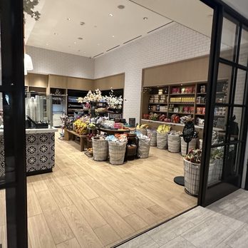 Hansen’s Market - Entrance from lobby - Convenience Stores Near Me - Anaheim, California