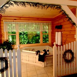Cricket Hill Cabins - Jacuzzi room at Wild Rose