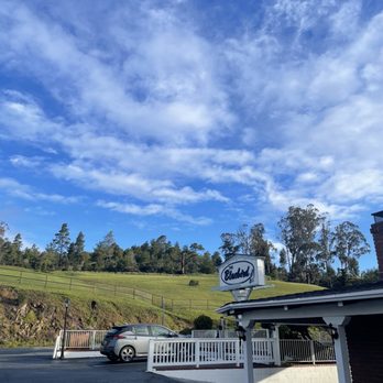 Bluebird Inn - Gorgeous day here at the Bluebird Inn! - Hotels Near Me - Cambria, California Bluebird Inn - Gorgeous day here at the Bluebird Inn! - Hotels Near Me - Cambria, California