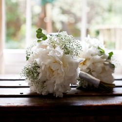 Daisies Oxford Flowers - bride and bridesmaid
