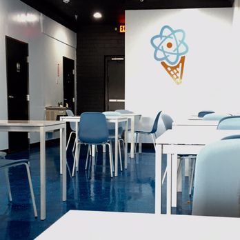 Freskia Ice Cream  - Brightly colored decor in blue and white - Ice Cream & Frozen Yogurt Near Me - Sterling Heights, Michigan