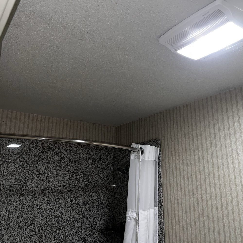 Surf and Sand Lodge - Mold on ceiling - Hotels Near Me - Fort Bragg, California Surf and Sand Lodge - Mold on ceiling - Hotels Near Me - Fort Bragg, California