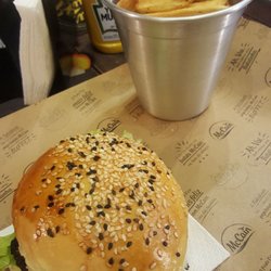 Bourn Burger - Comi o Americano. O combo acompanha refri, suco ou mate e tem direito a sobremesa.