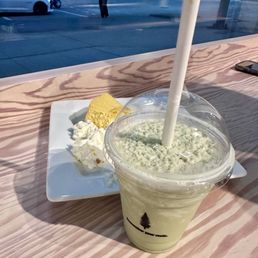 Mango cheese cake and matcha frullato Mango cheese cake and matcha frullato