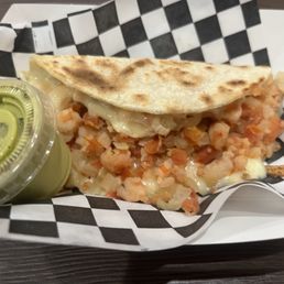 Taco gobernador and salsa :) Taco gobernador and salsa :)