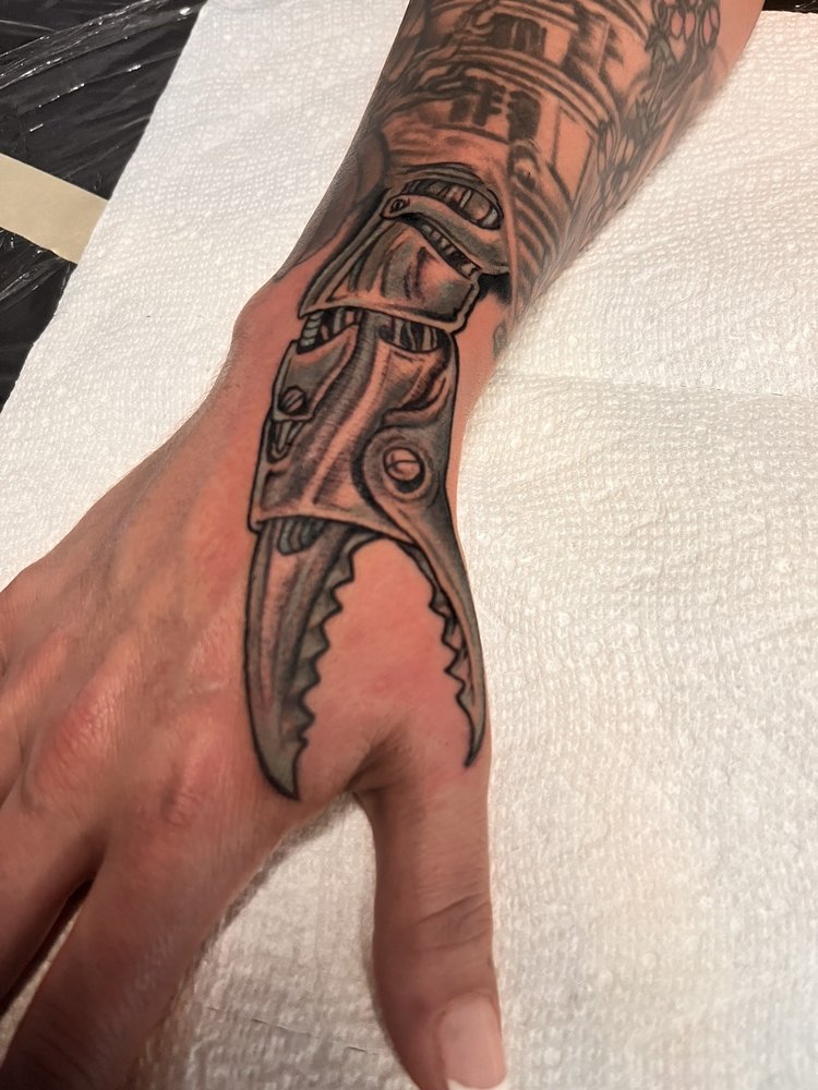 Skull and Rose Tattoo Studio Logo