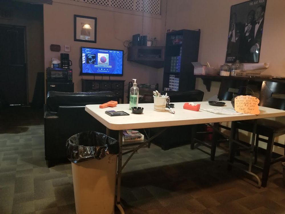 SMOKERS CLUB OF MOON Updated August 2024 12 Photos 1300 Broadhead