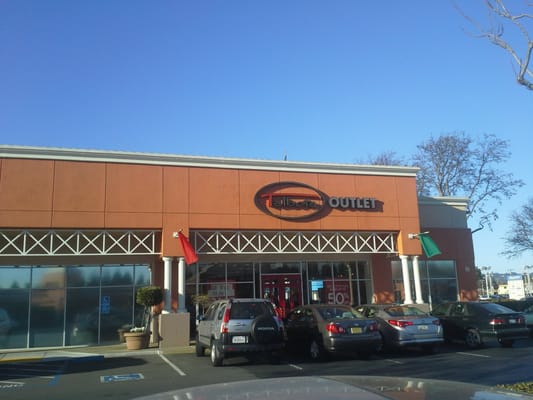 outlet san leandro hours