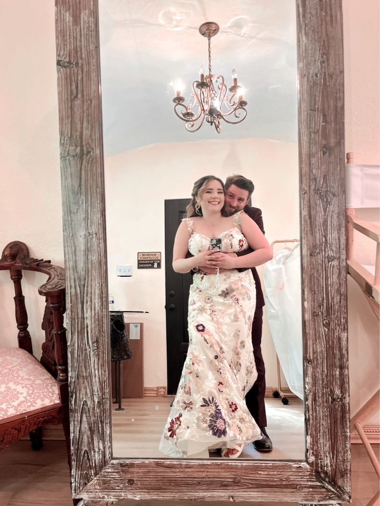 La Boutique de Bridal & Tuxedos Logo