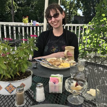 Friendly City Inn - Enjoying breakfast on the porch outside. Beautifully kept and decorated. - Bed & Breakfast Near Me - Harrisonburg, Virginia