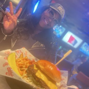 Bubba's 33 - My fiance and Bubba's Bacon Cheeseburger* - American Near Me - Mesquite, Texas