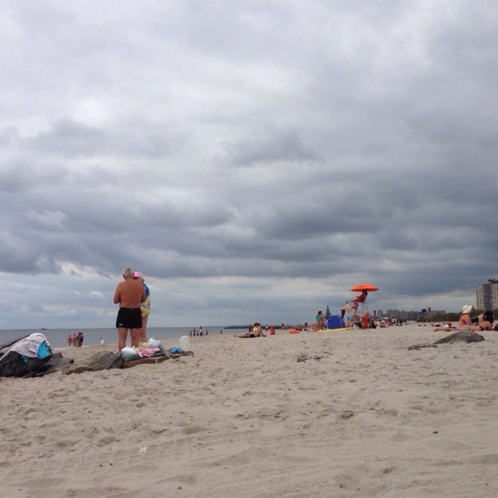 Brighton Beach - Cloudy day with cool breeze - Beaches Near Me - Brooklyn, New York Brighton Beach - Cloudy day with cool breeze - Beaches Near Me - Brooklyn, New York