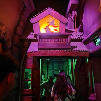 Roger Rabbit's Car Toon Spin - In line - Amusement Parks Near Me - Anaheim, California