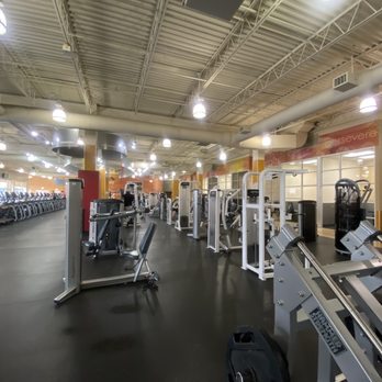 LA Fitness - Facing north weight machines on the right and cardio on the left - Gyms Near Me - Chicago, Illinois LA Fitness - Facing north weight machines on the right and cardio on the left - Gyms Near Me - Chicago, Illinois