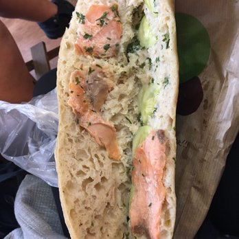 Le pique-nique - Panini au saumon, deux tranches et trois concombres... - Fast Food Near Me - Bordeaux, 33