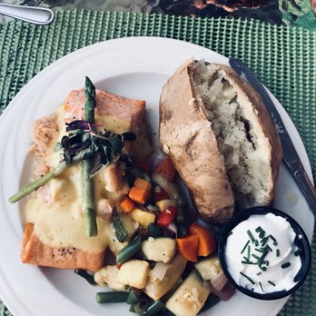 Brown's Wharf - Wine Bars Near Me - Boothbay Harbor, Maine