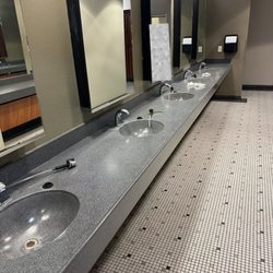 LA Fitness - 2pm on a Tuesday... good luck trying to wash your hands!!