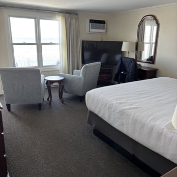 The Sparhawk Oceanfront Resort - Standard king bedroom with comfy seats for the view - Hotels Near Me - Ogunquit, Maine