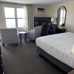 The Sparhawk Oceanfront Resort - Standard king bedroom with comfy seats for the view
